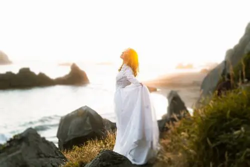 Modella dichiara di nutrirsi solo della luce del sole