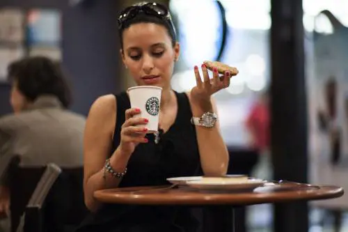 Rimane ustionata con una tazza di Starbucks, riceve 75.000 sterline