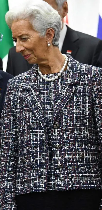 Lagarde si traveste da colomba. Ecco cosa c'è (davvero) dietro
