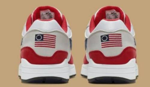 Bandiera schiavista sulle nuove scarpe: scoppia bufera su Nike