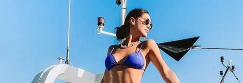 Cecilia Rodriguez, la sua foto a Senigallia provoca gli haters che ironizzano sul 'ritocchino'