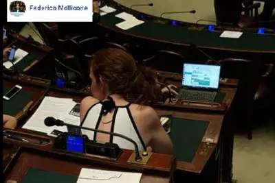 La battaglia del deputato contro le tante scollature delle colleghe in aula