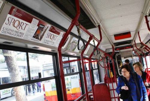 Roma, immigrato prende il bus senza biglietto e alza le mani su controllore donna