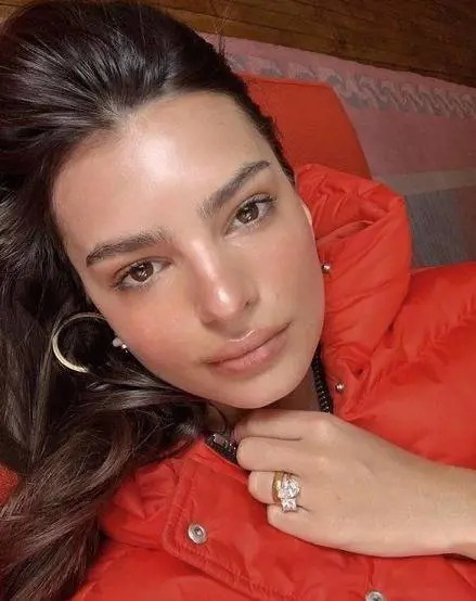 Emily Ratajkowski, il nudo integrale in piscina