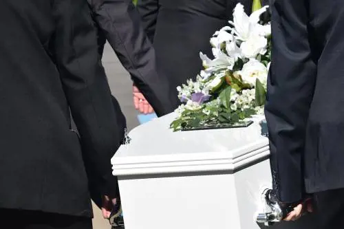 India sotto choc: giovane dichiarato morto si risveglia al funerale