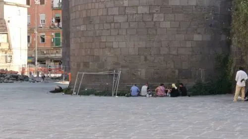Napoli, la piazza riqualificata? Ricovero per tossici e ubriachi