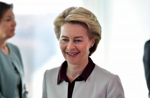 Tutti contro la Von der Leyen. Adesso la Merkel ha paura