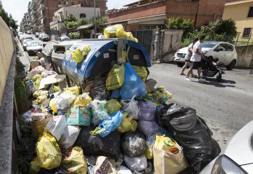 Caos rifiuti a Roma: la Raggi dà il via libera al sito di Saxa Rubra