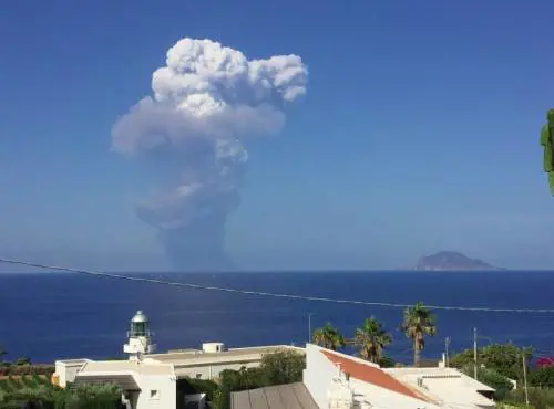 Stromboli il giorno dopo La grande fuga dei turisti (con la tentazione selfie)