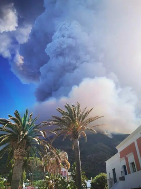 Stromboli, dopo le esplosioni arriva lo tsunami: paura in spiaggia
