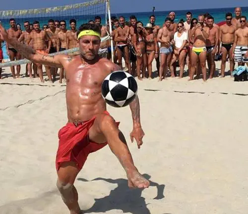 Il gesto di Bobo vieri colpisce Elena Santarelli 