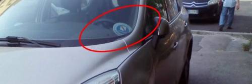 Auto in sosta selvaggia con il badge della regione Campania