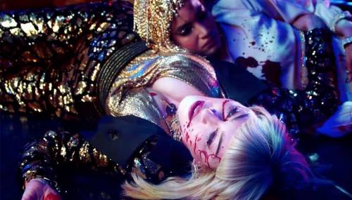 Gli attivisti anti-armi contro Madonna: "Offende le vittime delle stragi"