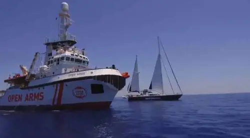 L'Ong di Casarini "strappa" migranti alla Libia. E li carica sulla barca a vela