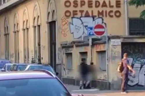 Torino, coppia fa sesso in strada davanti ai passanti
