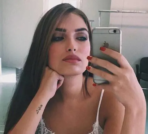 Nilufar Addati nuda sui social. È polemica: "Per follower fai di tutto"