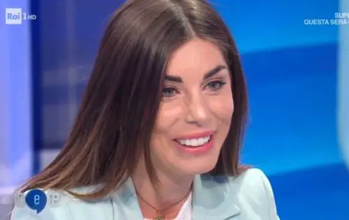 Bianca Atzei presenta il fidanzato ai genitori. E la Iena si mostra in boxer e ciabatte