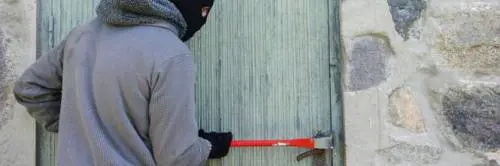 Ladro di appartamenti lasciava il segno sporcando le pareti