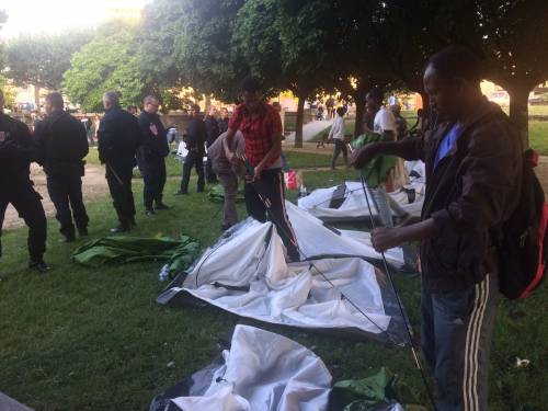 Nantes, migranti occupano una piazza ma la polizia francese li caccia subito