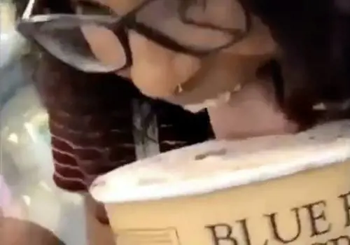 Lecca gelato del market poi lo rimette nel freezer: ora rischia il carcere