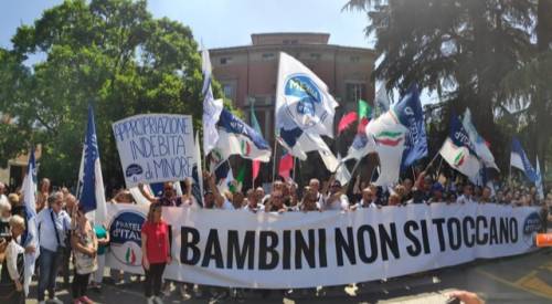 La protesta delle madri davanti a Palazzo Chigi: "Conte parlaci di Bibbiano"