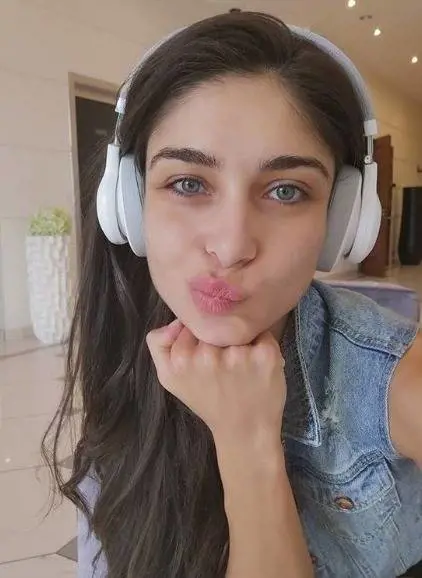 Ambra Lombardo racconta il suo passato di violenze: "Mi metteva le mani al collo..."