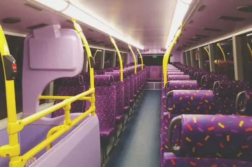 Milano, bus con bambini colpito con una pietra da due adolescenti