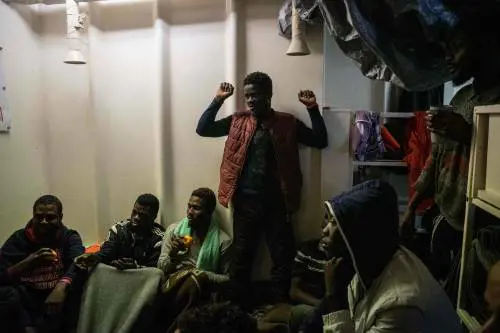 Migranti, la maggioranza degli italiani è favorevole al blocco navale