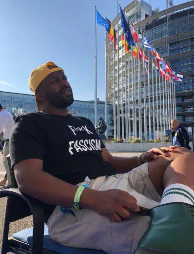 "Fotti il fascismo" sulla t-shirt: bufera sull'eurodeputato dei Verdi