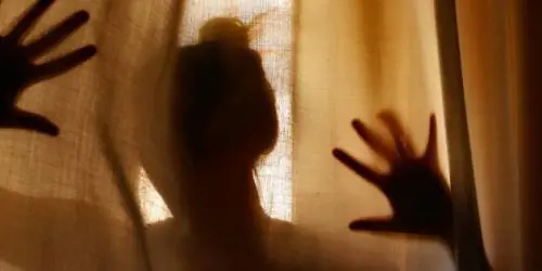 Picchia e minaccia moglie con coltello, poi pesta le figlie