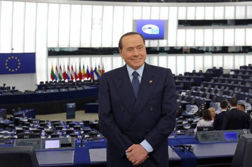 Silvio Berlusconi si congratula con la Von der Leyen: "Spingerò il Ppe a un'alleanza con i sovranisti che ragionano"