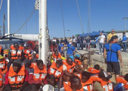 La Alex attracca a Lampedusa. Scontro tra Salvini e la Trenta