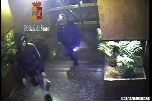 Novantenne segregato in casa per ore, picchiato con brutalità e rapinato: tre arresti