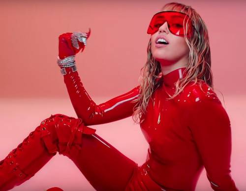 La nuova provocazione di Miley Cyrus. In latex rosso nel suo ultimo video musicale 