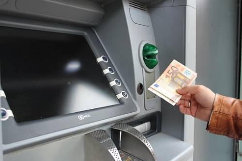 L'Inps gela gli immigrati: "Niente reddito di cittadinanza"