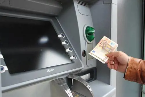 L'Inps gela gli immigrati: "Niente reddito di cittadinanza"