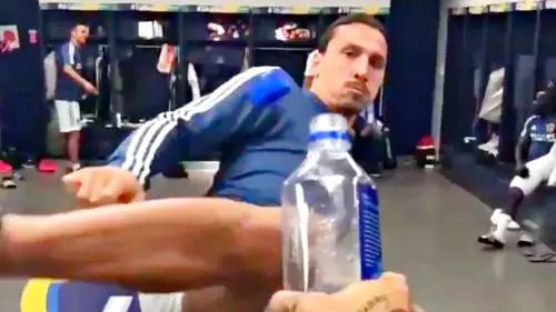 Ecco la nuova sfida sui social: la "bottle cap challenge"