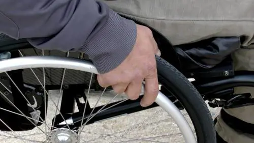 "Può spostare la bici?" E lo straniero picchia disabile con catena