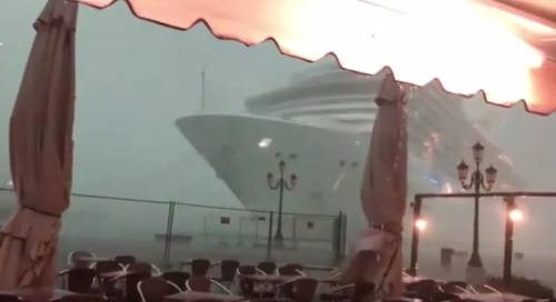 Venezia, tragedia evitata: nave da crociera sbanda, sfiorati yacht e barche