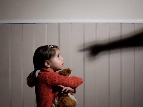 Angeli e demoni, l’incubo di un padre: “Mi hanno strappato mia figlia a quattro anni”