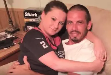 Donna allatta il proprio partner più volte al giorno: "Fa bene alla coppia…"