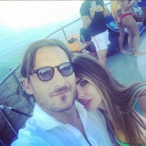 Francesco Totti fa la fila per il pranzo. E il web lo applaude