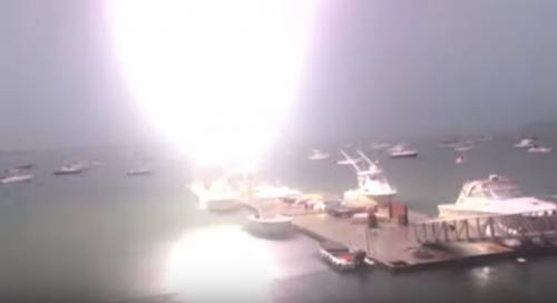 Incidente choc nel porto: barca a vela colpita da un fulmine. Il video choc