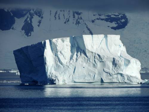 Emirato arabo vuole trascinare un iceberg dall'Antartide al Sudafrica