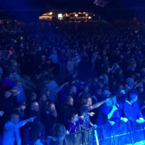 Fanno sesso orale al concerto dei Behemoth: il cantante posta il video sui social