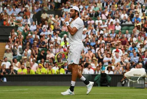 Distrutto da un... poster. Berrettini annientato dal suo idolo Federer
