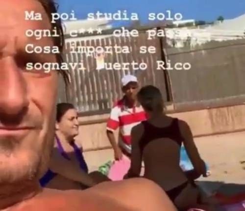 La moglie di Totti fa spesa da un vucumprà. I fan: "Non è proprio legale"