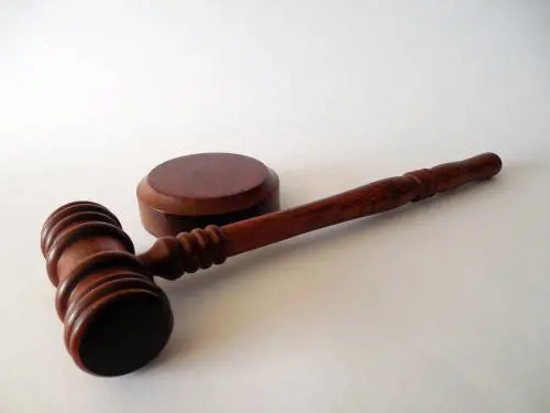 Schiaffeggia il figlio: 3mila euro di multa per la mamma