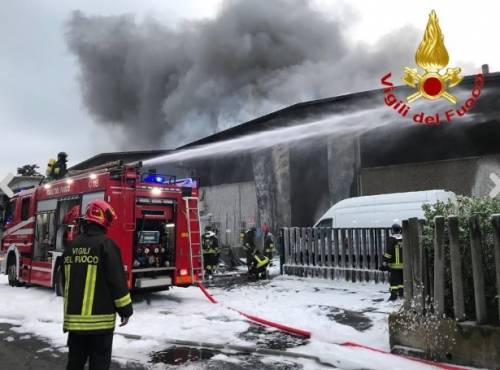 Incendio in un deposito di rifiuti speciali