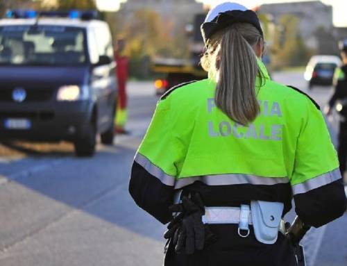 Napoli, strada bloccata per serenata: la denuncia di Borrelli